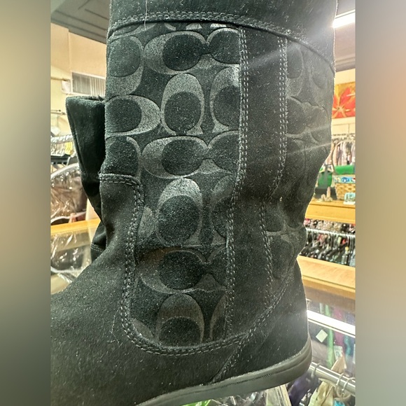 Size 7.5B black signature Coach embossed fur winter boot - Picture 2 of 4